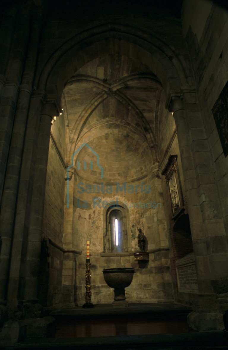 Vista del interior de la cabecera de la nave de la epístola