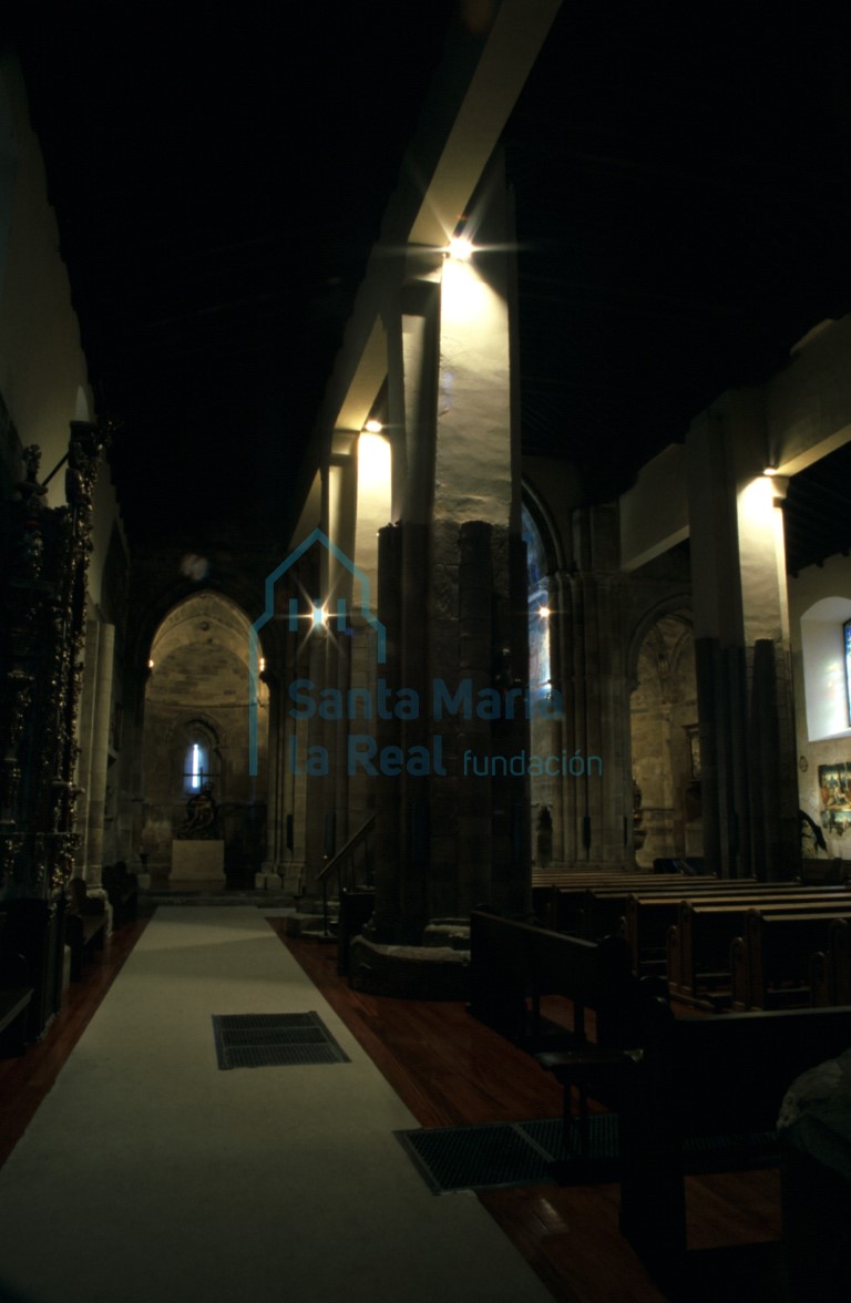 Vista del interior de la nave del evangelio hacia la cabecera