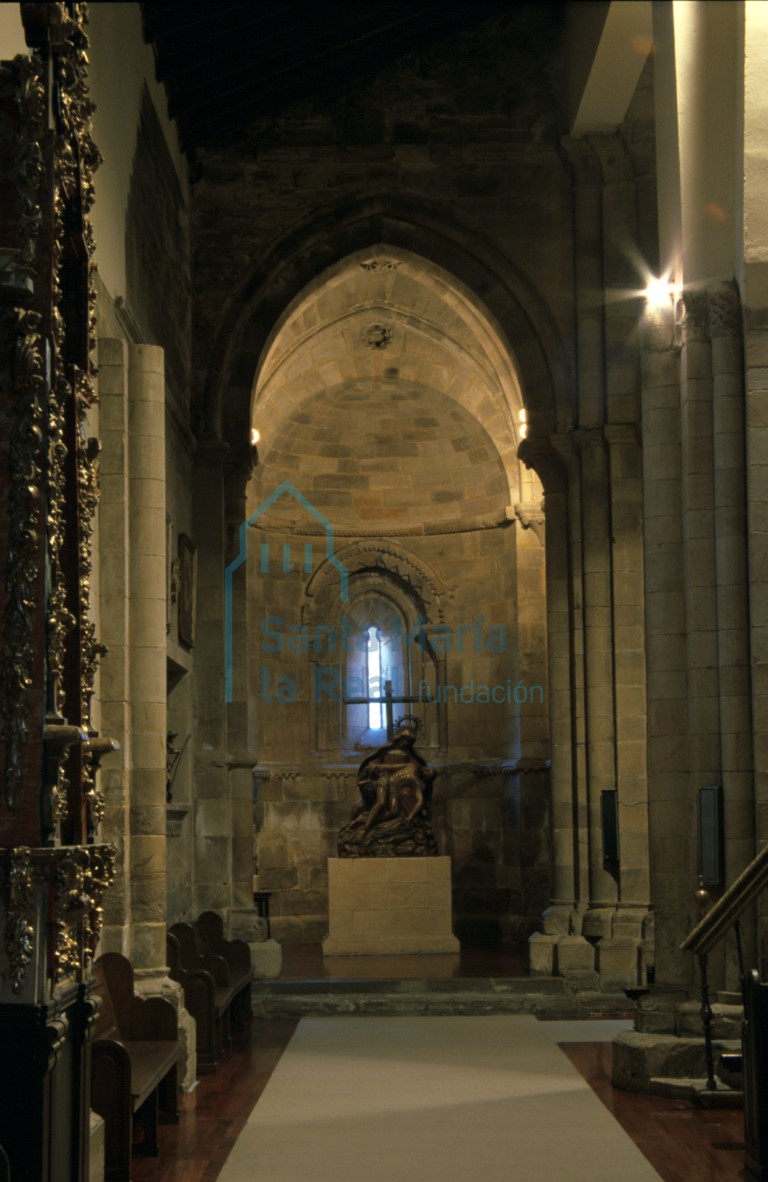 Vista del interior de la nave del evangelio hacia la cabecera