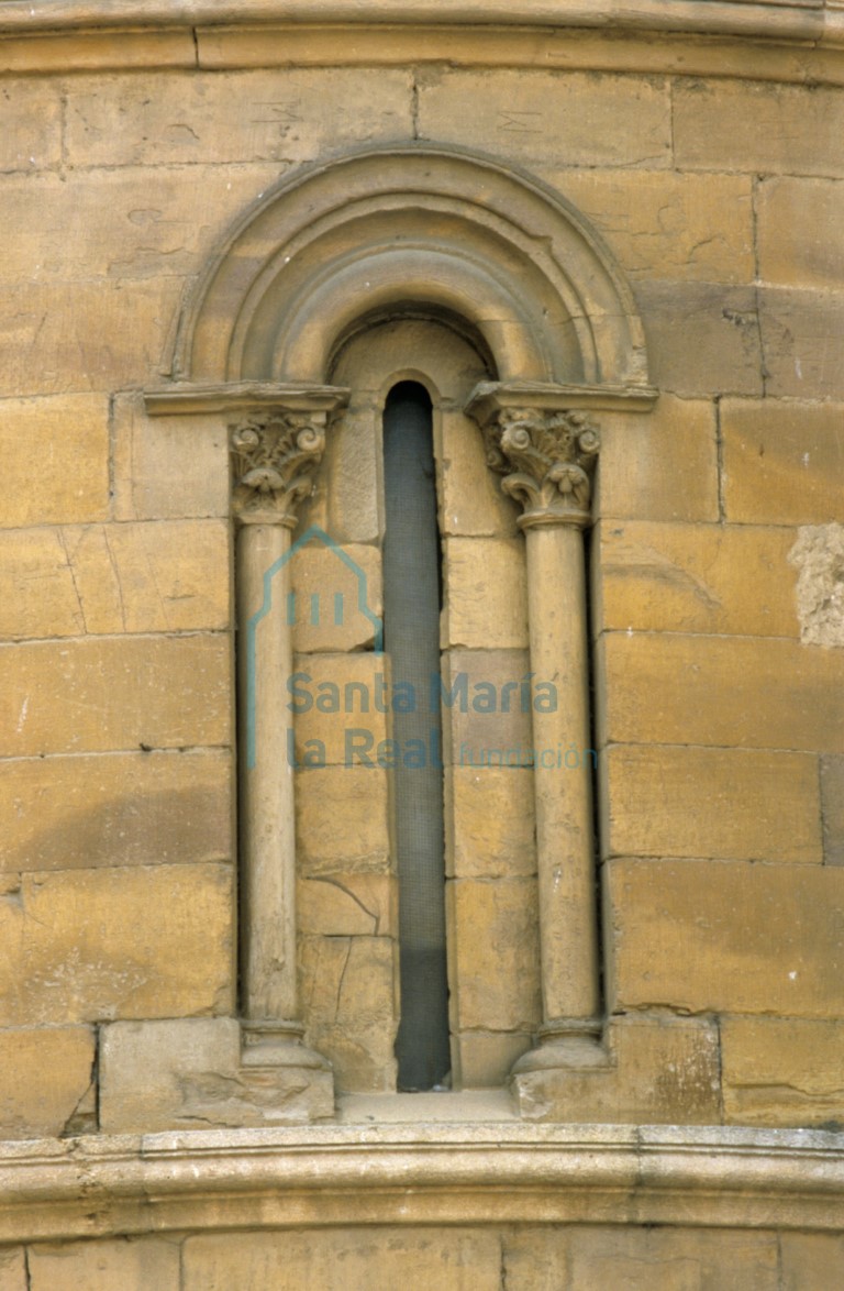 Ventana en el exterior de la cabecera de un absidiolo