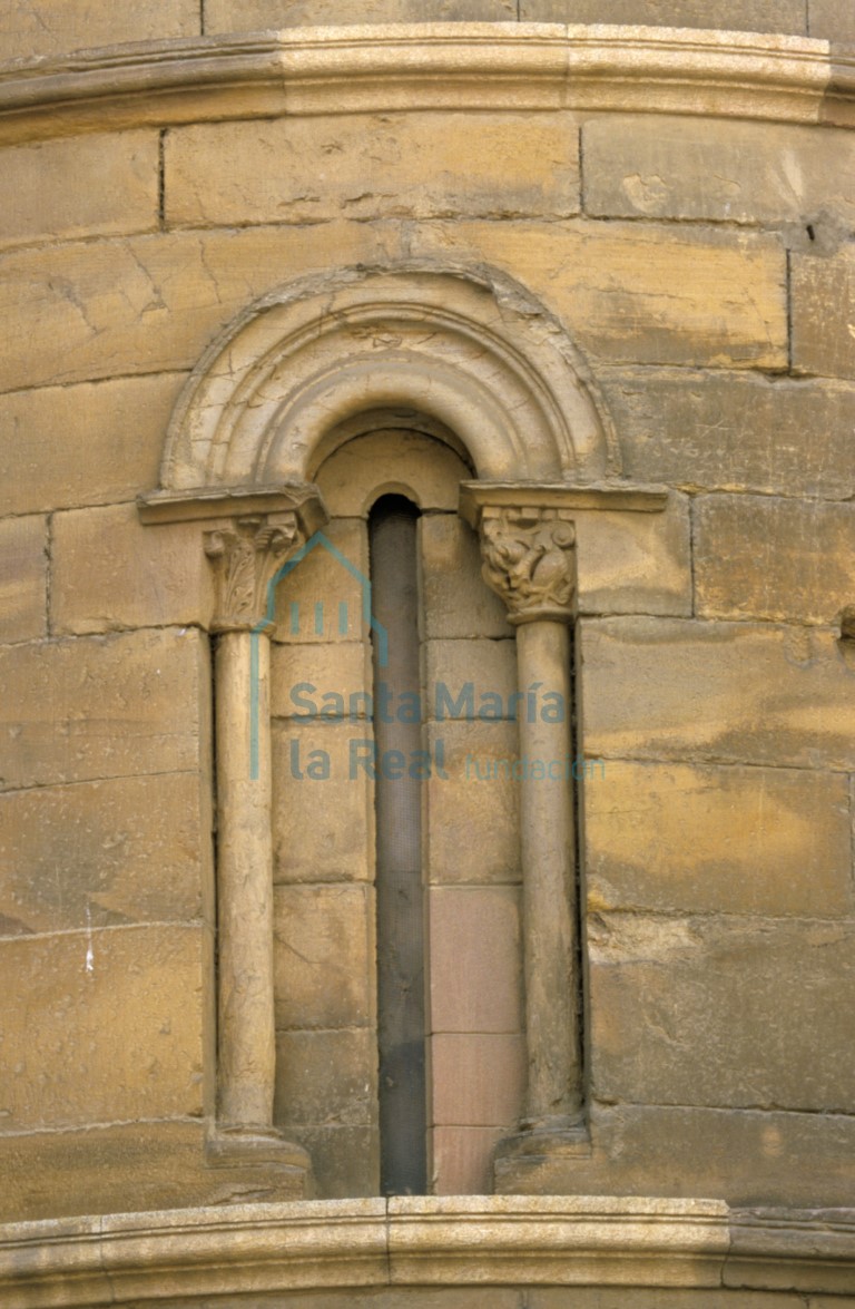 Ventana en el exterior de la cabecera de un absidiolo