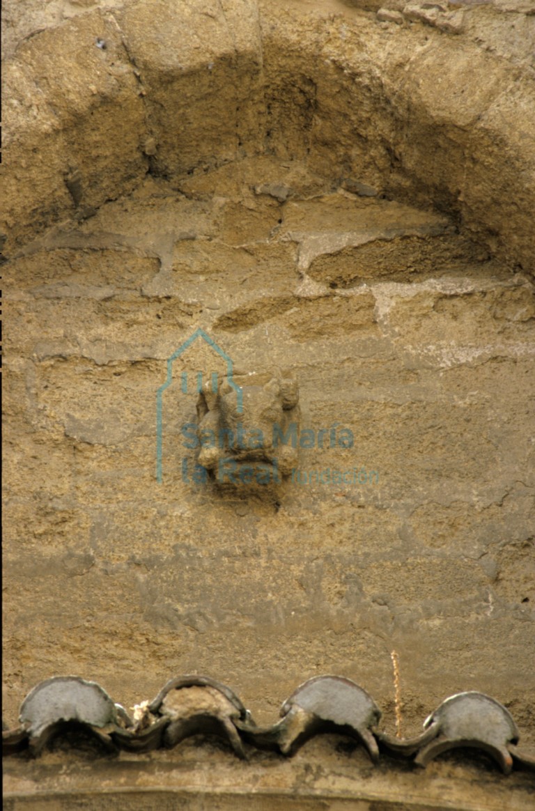 Detalle decorativo en la cara este del exterior de la torre sobre la cabecera de una de las naves laterales