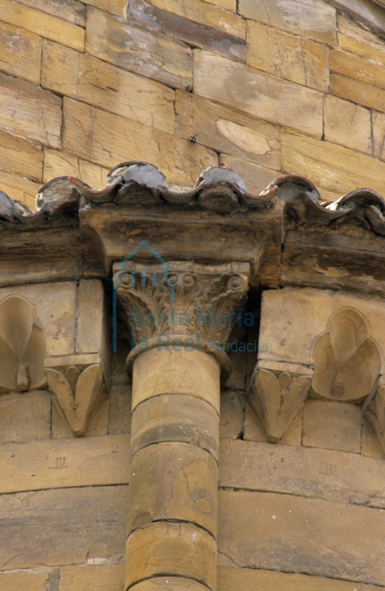 Detalle del capitel y la cornisa del exterior de la cabecera de la capilla central