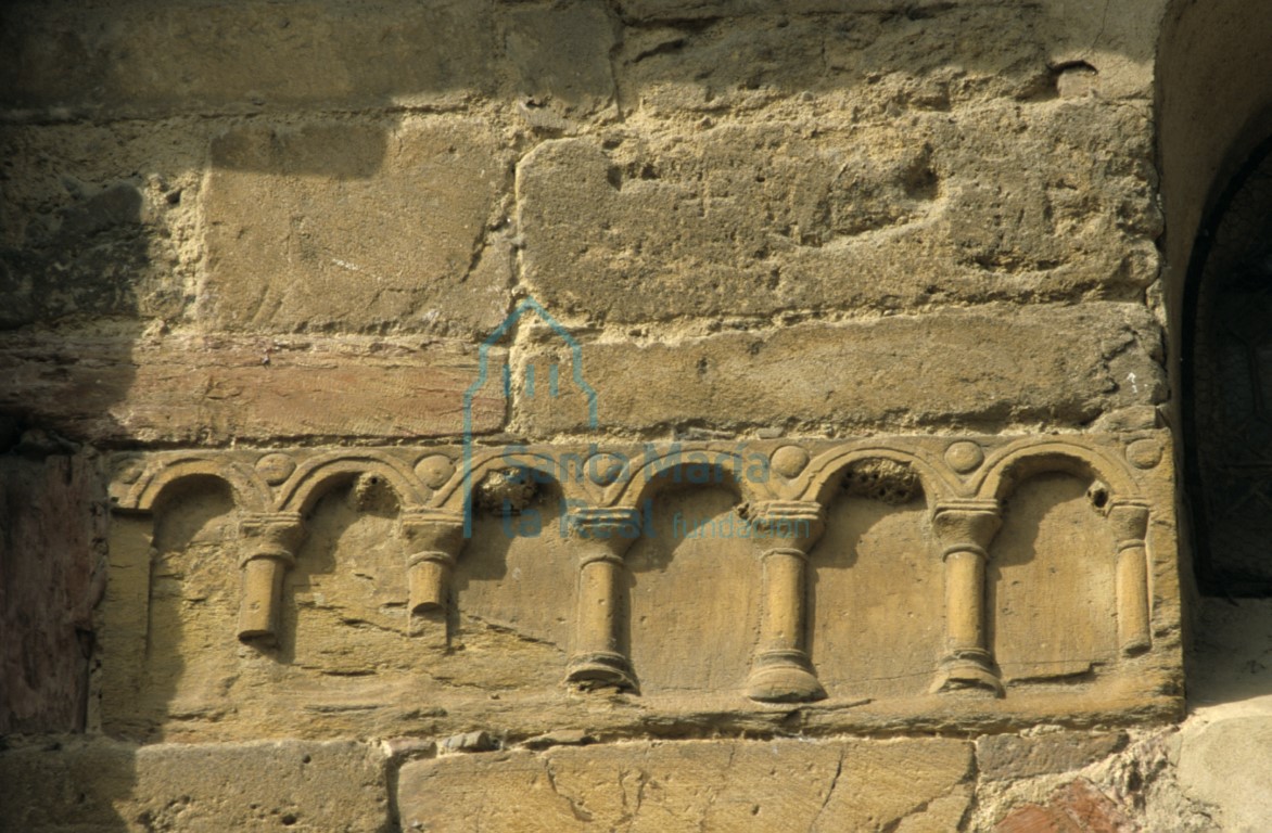 Detalle decorativo en el exterior del muro sur de la capilla del Cristo Marino