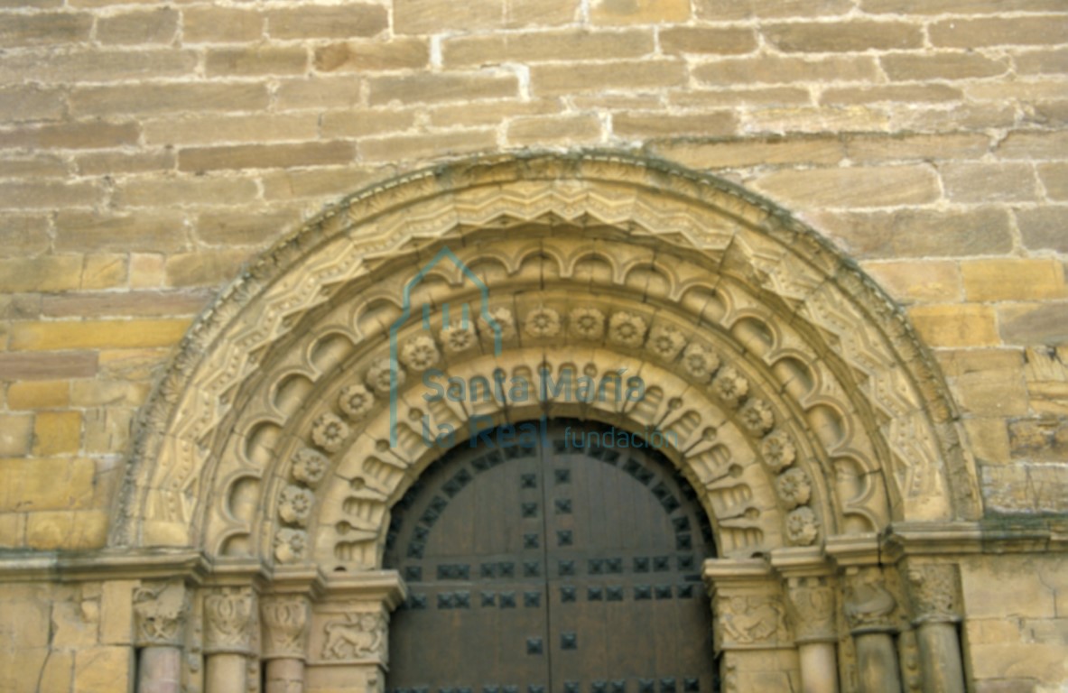 Detalle del arco de la portada septentrional del transepto