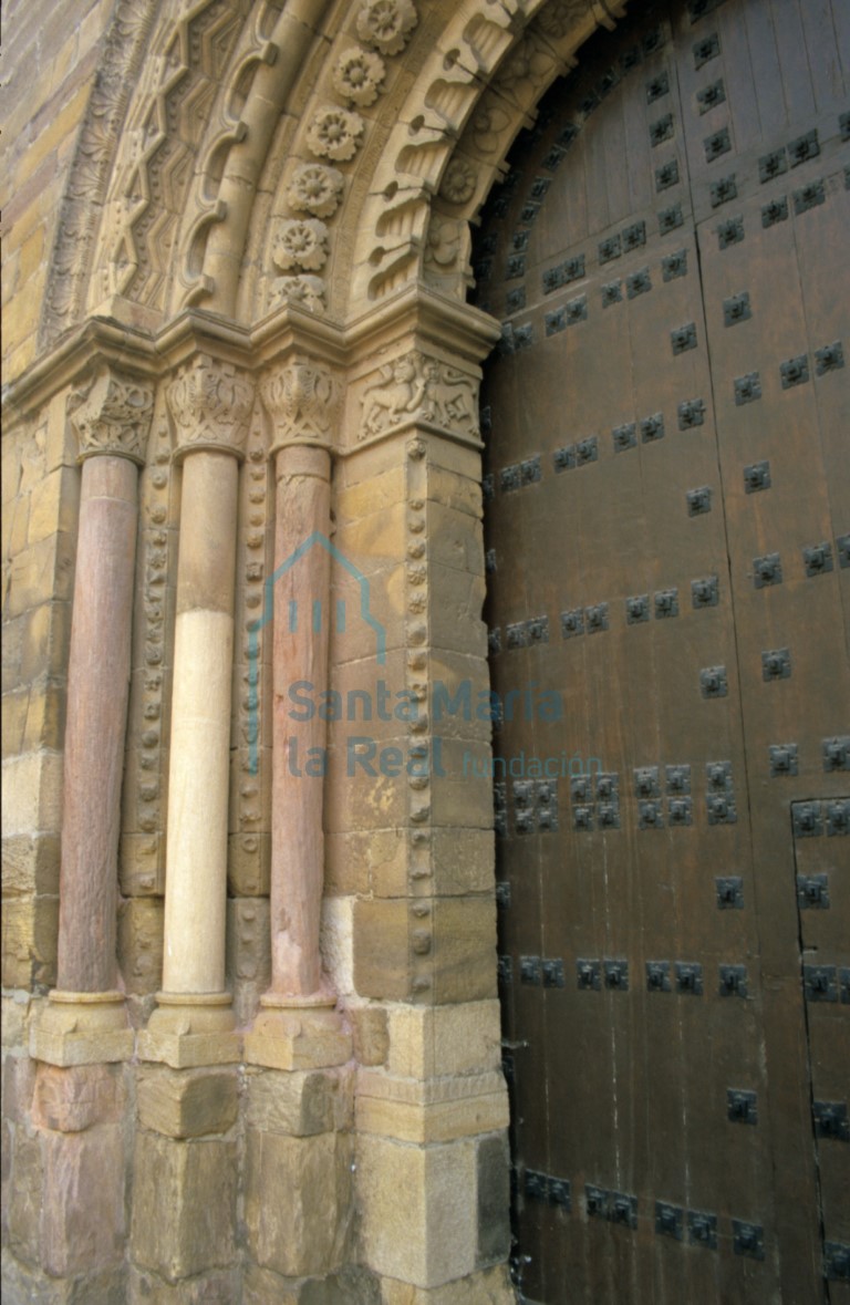 Jamba izquierda de la portada septentrional del transepto