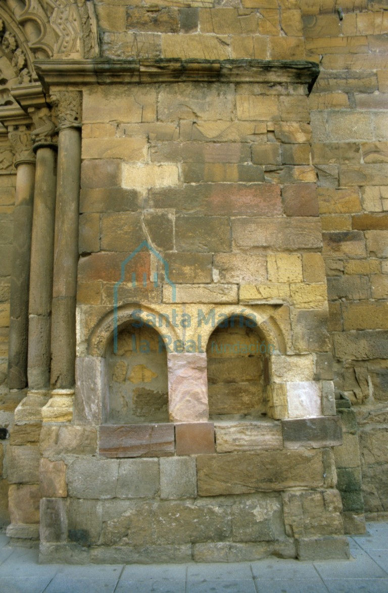 Nichos con arco de medio punta a la derecha de la portada septentrional del transepto
