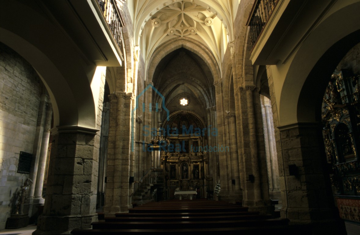 Vista del interior de las naves hacia la cabecera