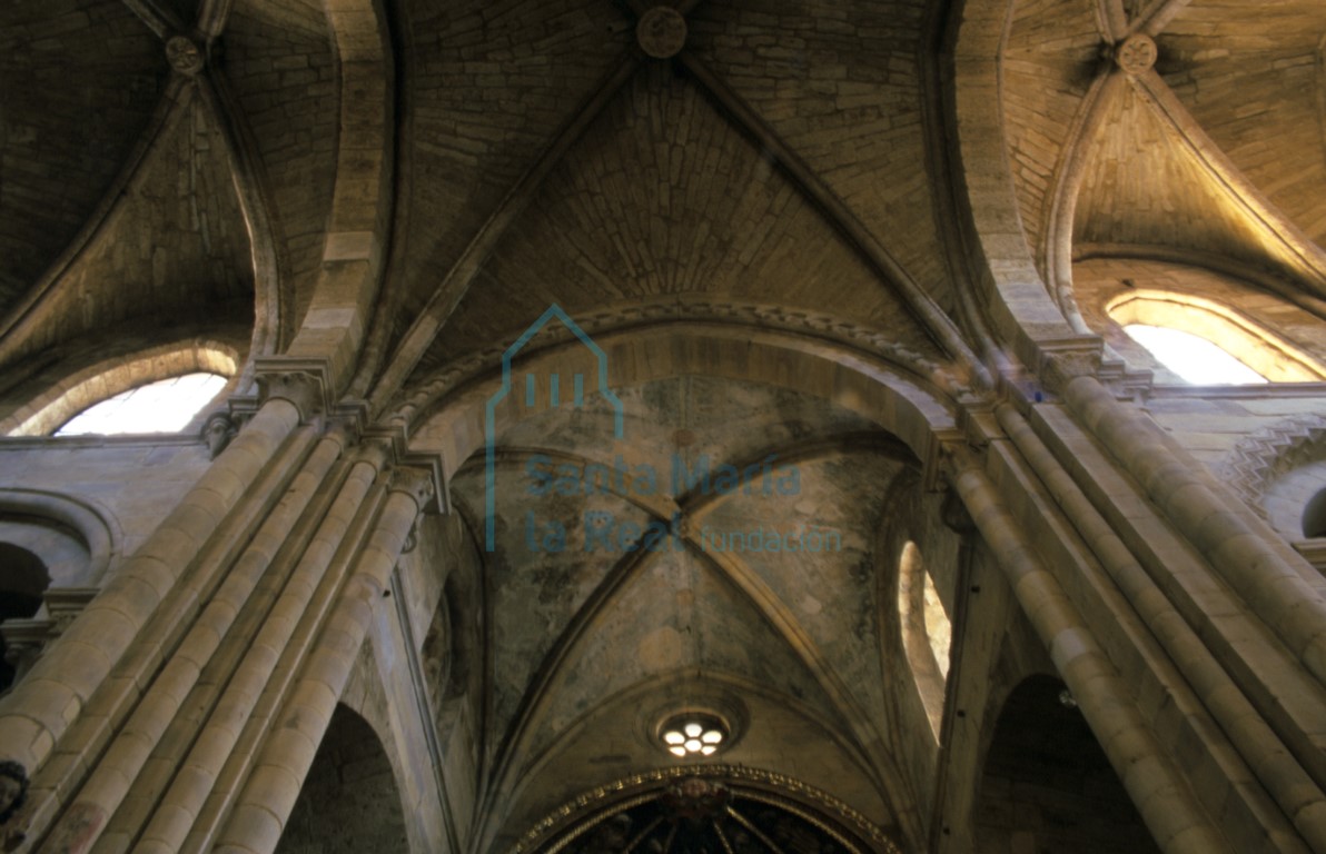Vista del interior de las bóvedas del crucero