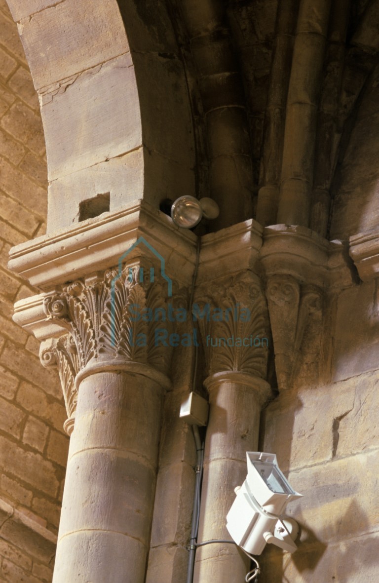 Detalle de uno de los capiteles del interior de la nave Detalle de uno de los capiteles del interior de la nave