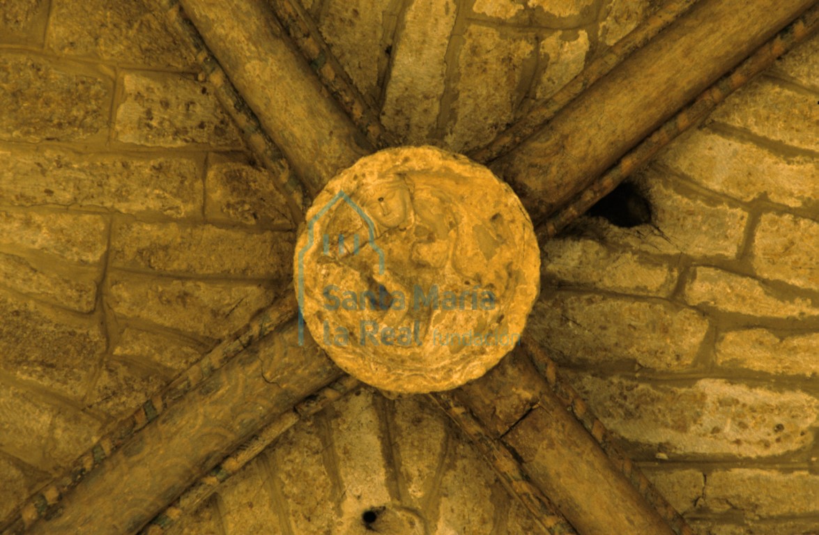 Detalle de la clave de la bóveda del crucero. Coronación de María