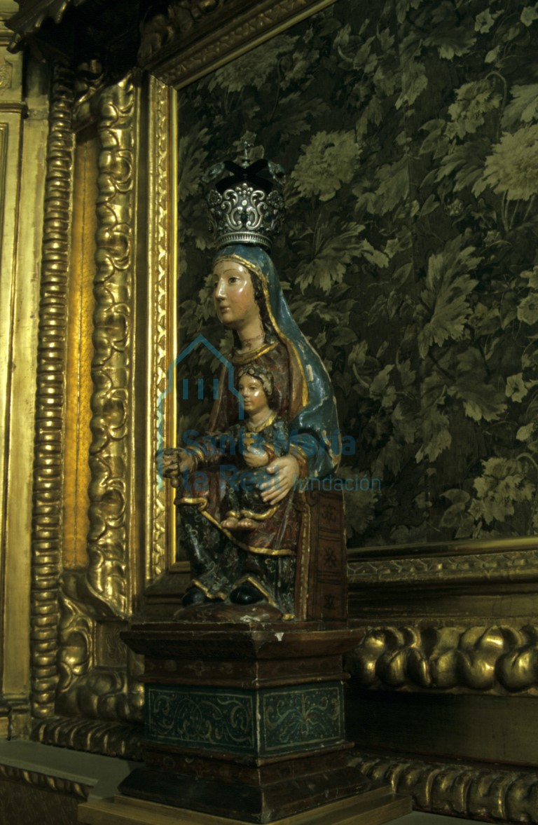 Vista lateral de Virgen con el Niño