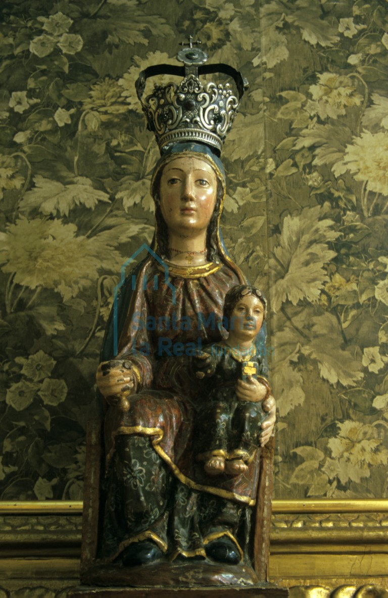 Vista frontal de Virgen con el Niño