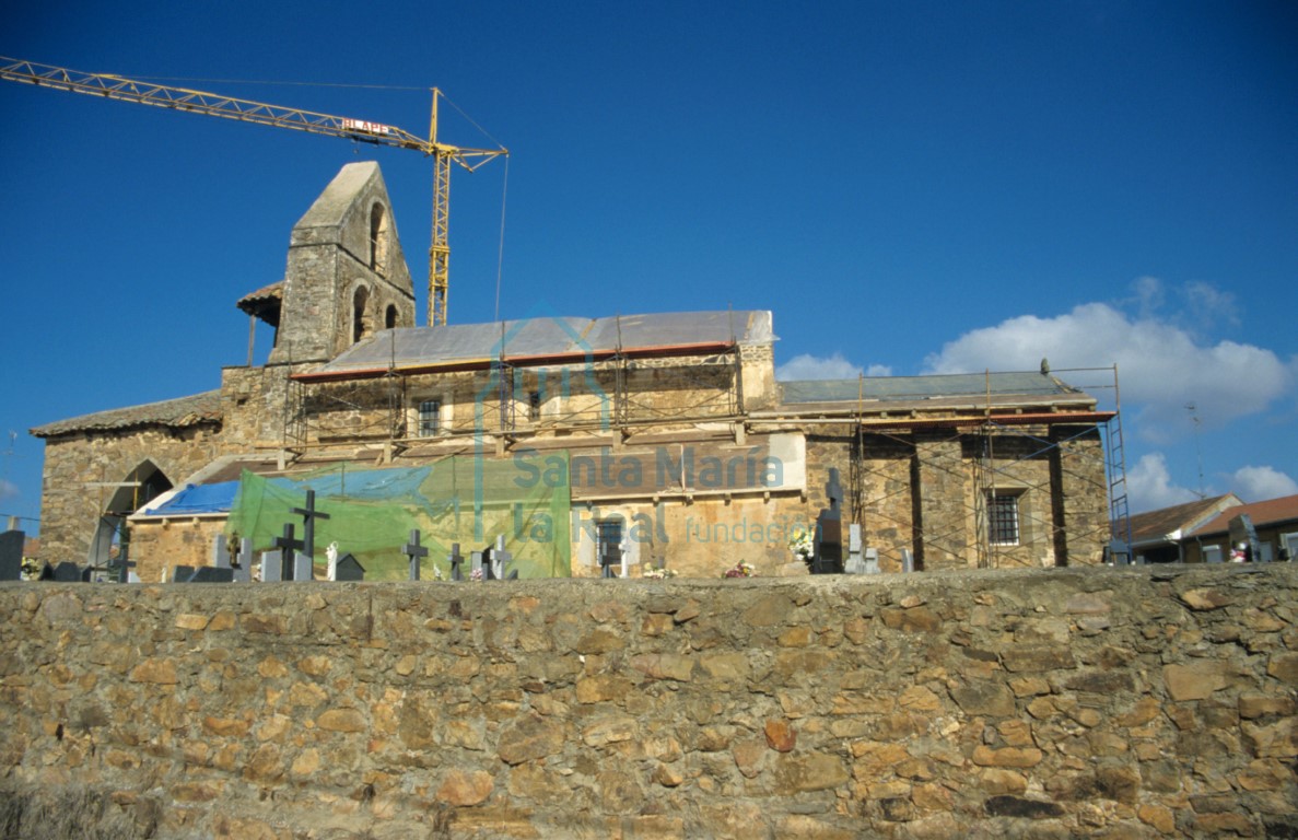 Vista del exterior de la iglesia desde el lado sur