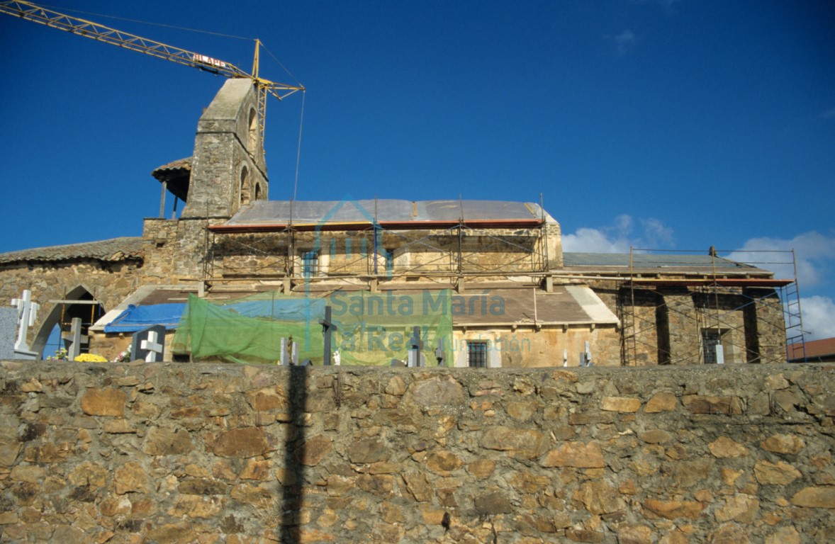 Vista del exterior de la iglesia desde el lado sur