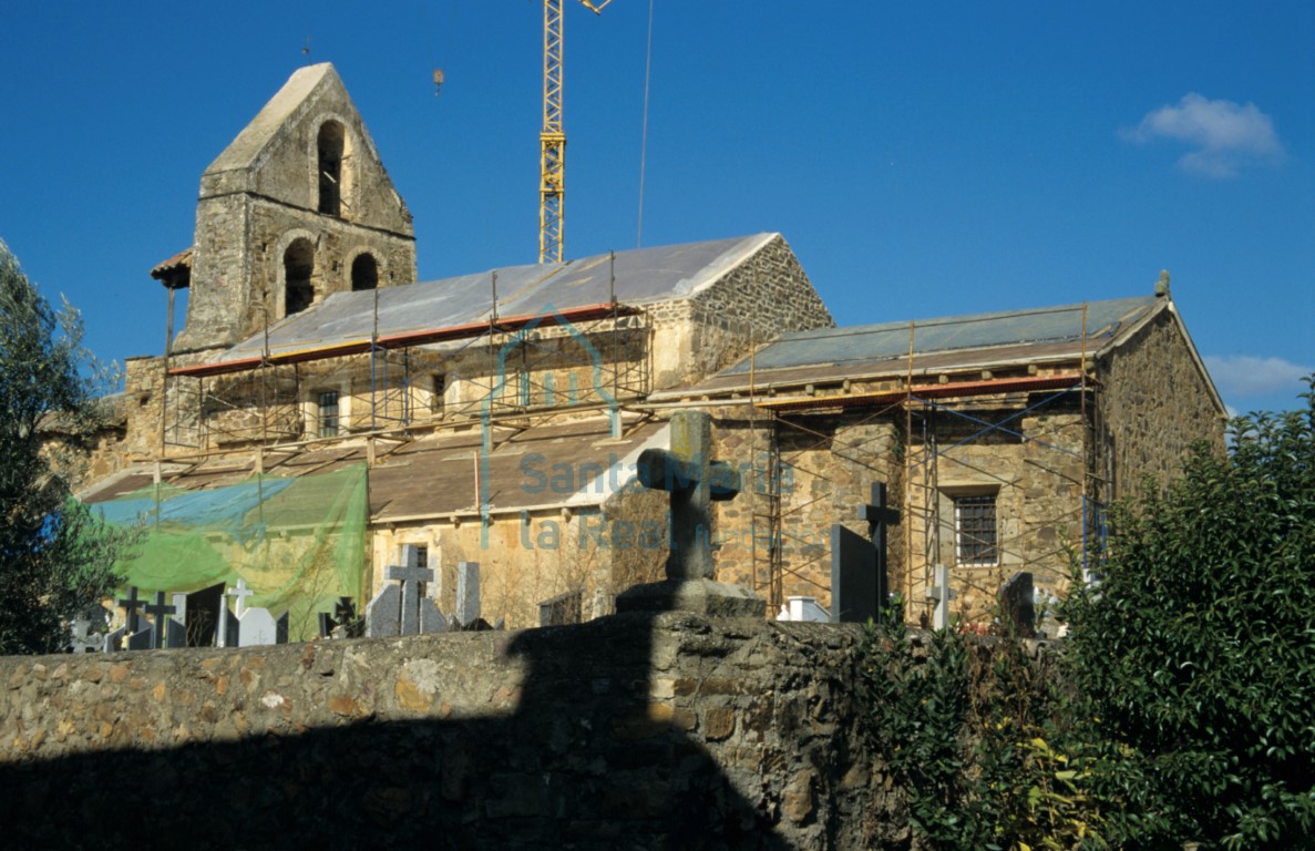 Vista del exterior de la iglesia desde el lado sureste