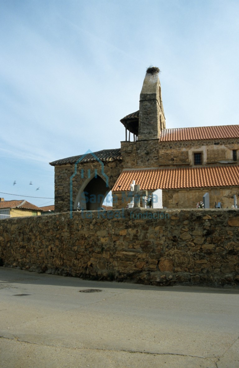 Vista del exterior de la iglesia desde el lado sur