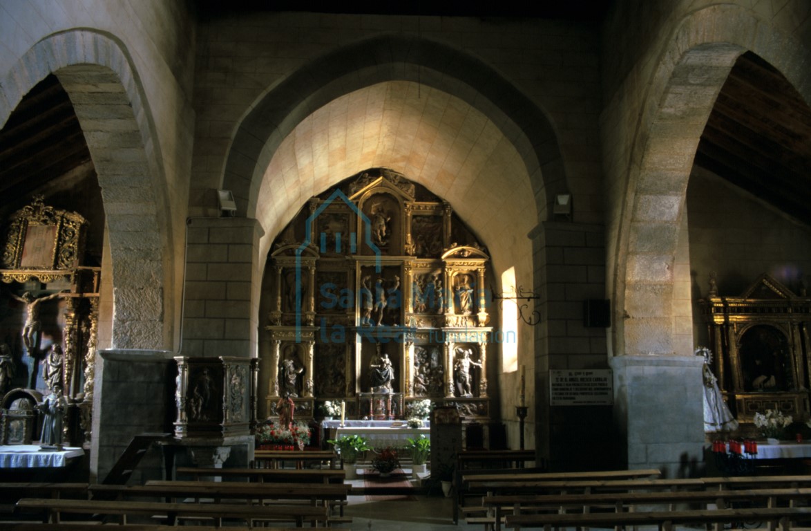 Vista del interior de la iglesia hacia la cabecera