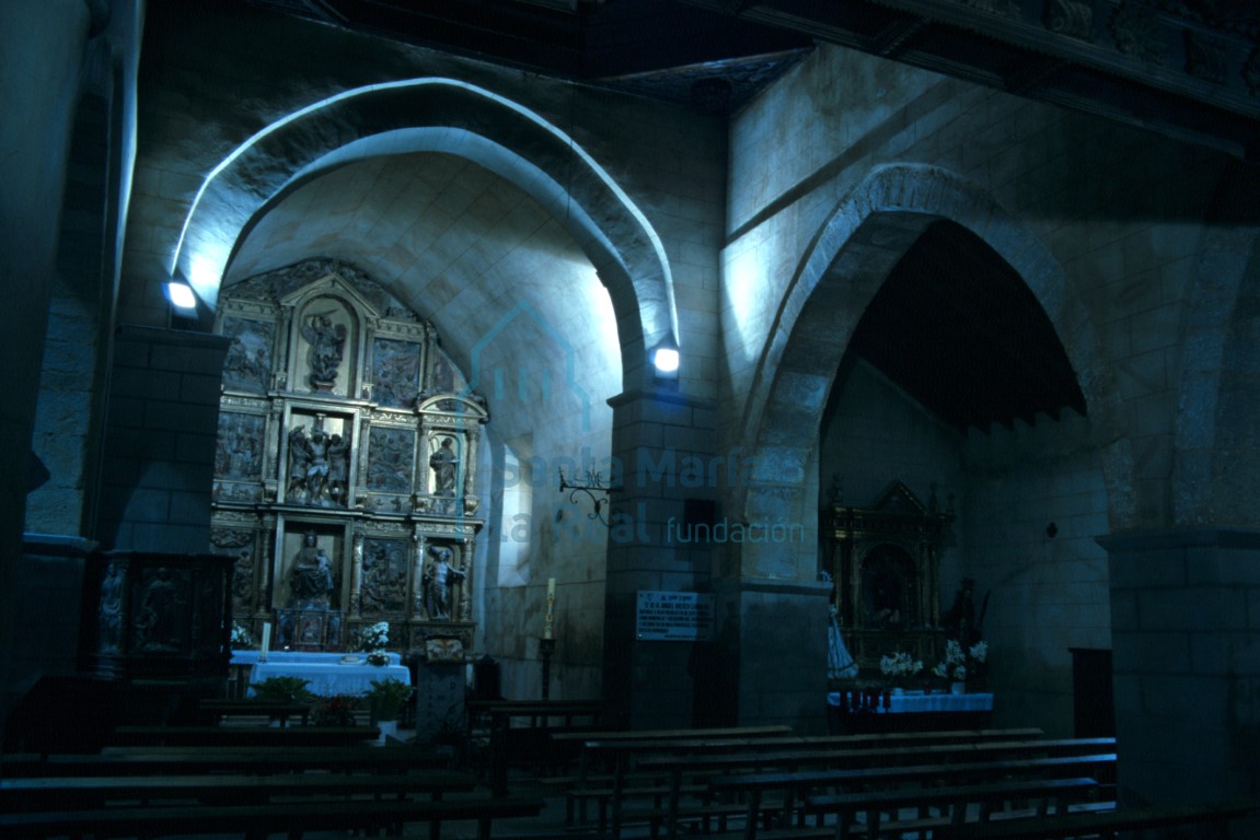 Vista del interior de la iglesia hacia la nave meridional