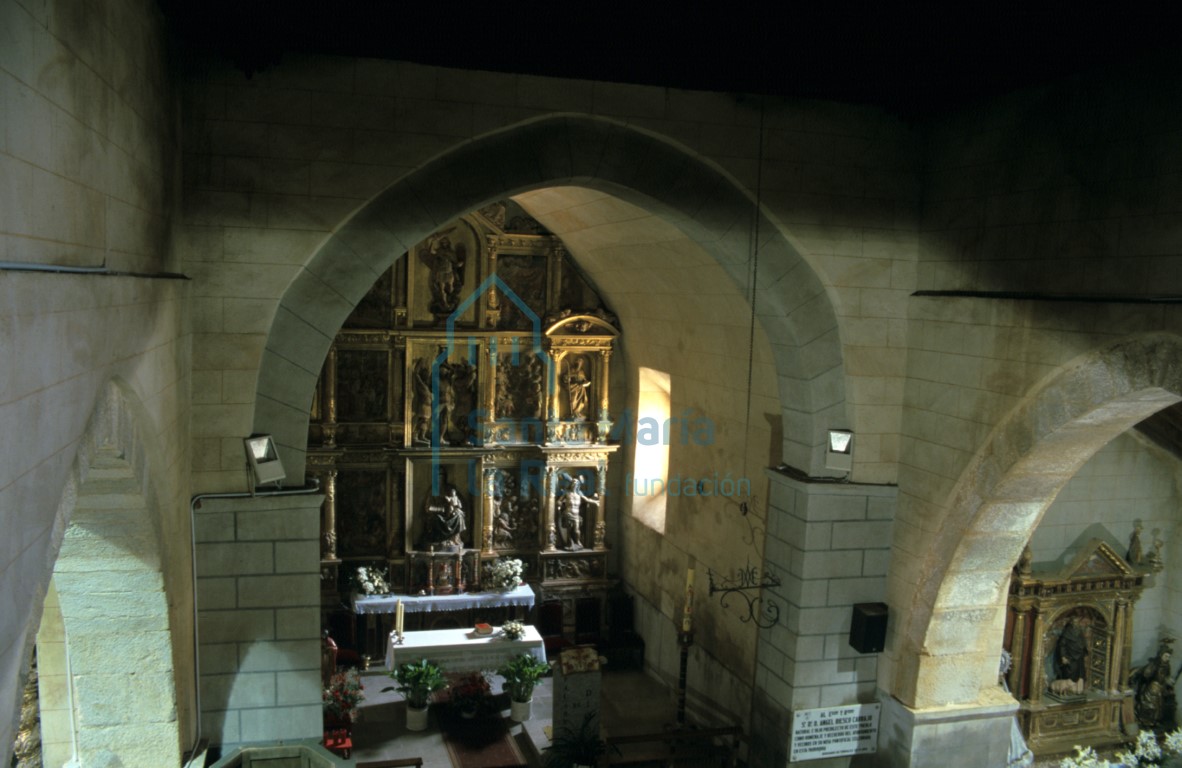 Vista del interior de la iglesia hacia la cabecera
