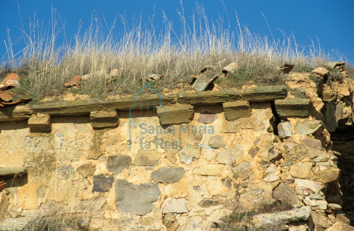 Canecillos en el muro sur