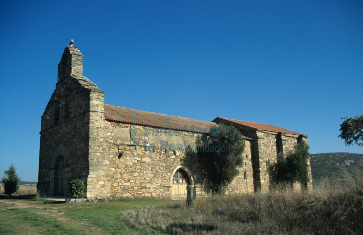 Vista de la iglesia desde el lado suroeste