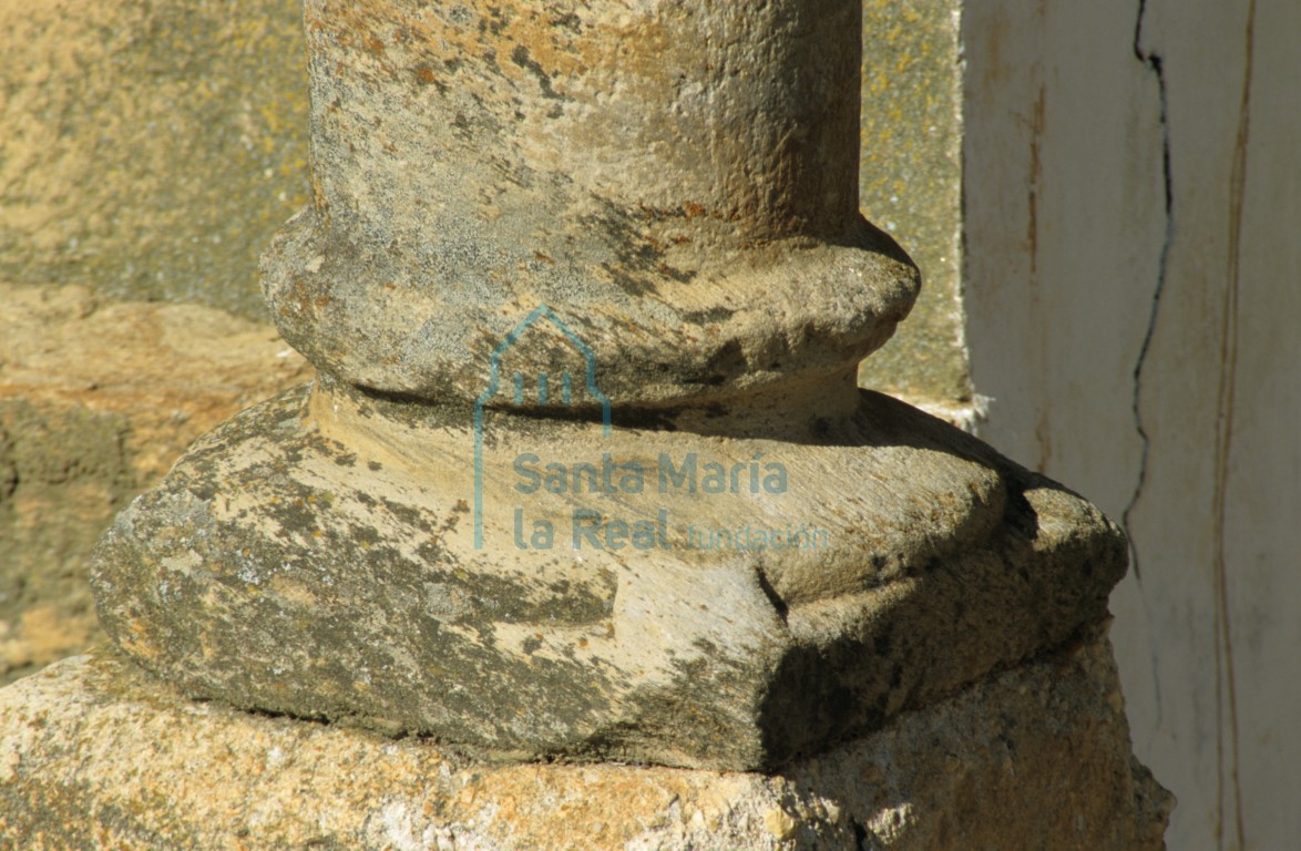 Detalle de la basa de la columna izquierda que soporta el pórtico de la portada meridional