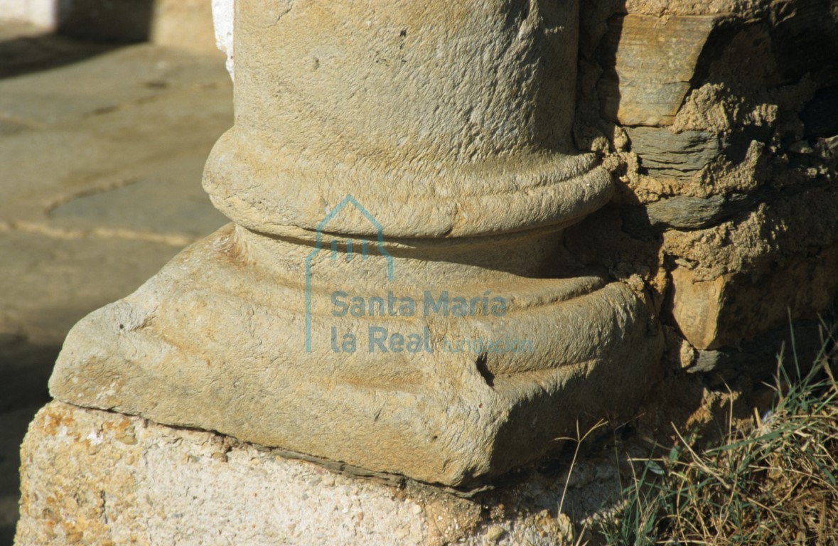 Detalle de la basa de la columna derecha que soporta el pórtico de la portada meridional