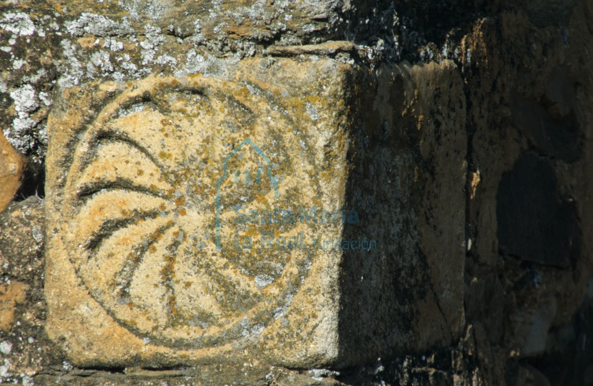 Sillar tallado con una esvástica en la esquina meridional de la cabecera