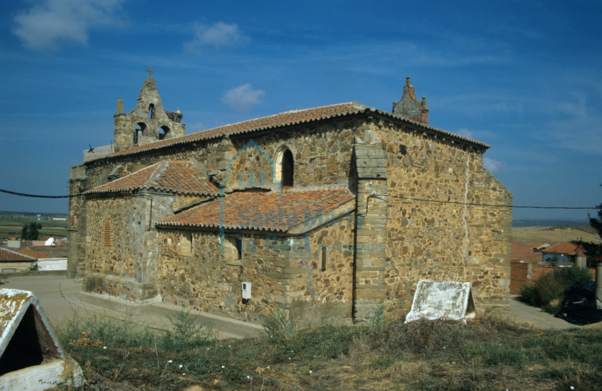 Exterior de la iglesia vista desde el sureste