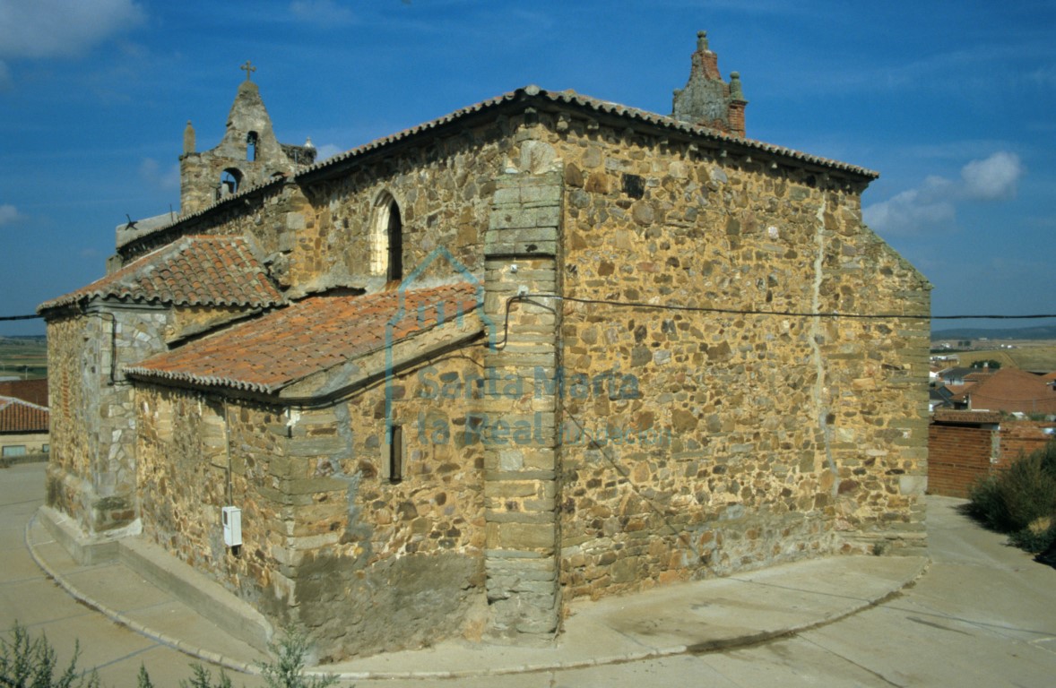 Exterior de la iglesia vista desde el sureste