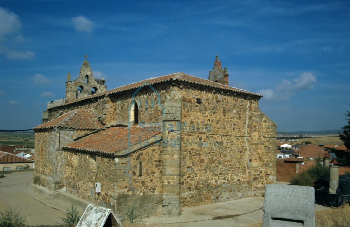Exterior de la iglesia vista desde el sureste