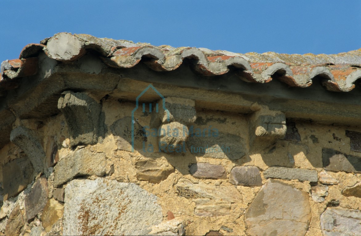 Detalle de canecillos en el exterior