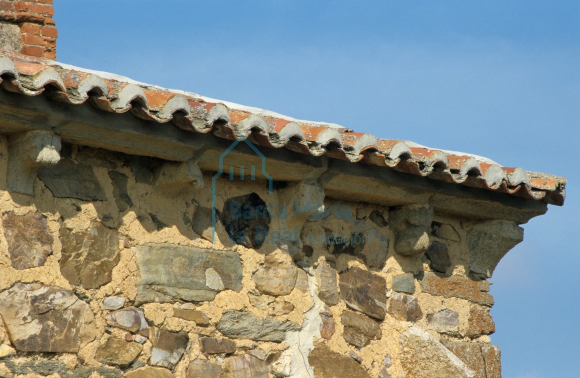 Detalle de canecillos bajo el alero