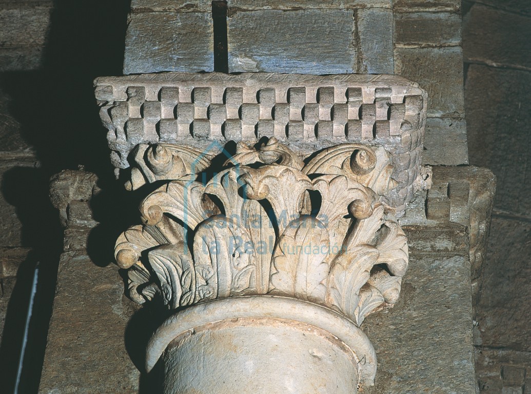 Capitel vegetal del arco triunfal