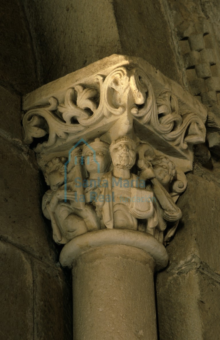 Capitel de la ventana absidal