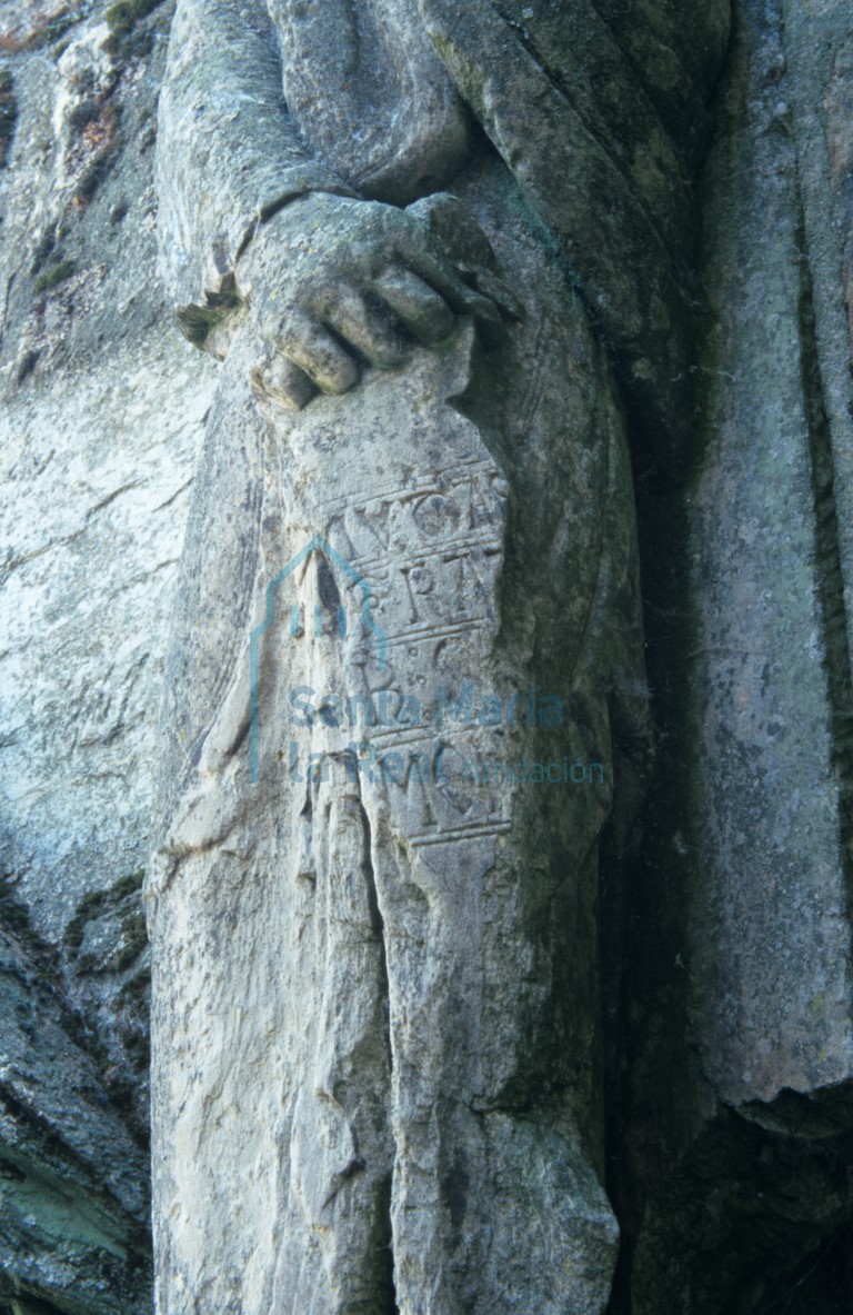Filacteria con inscripción en la figura de Judas Tadeo