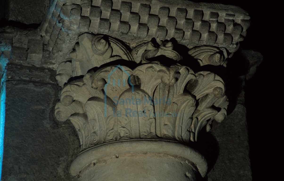 Capitel vegetal del arco triunfal