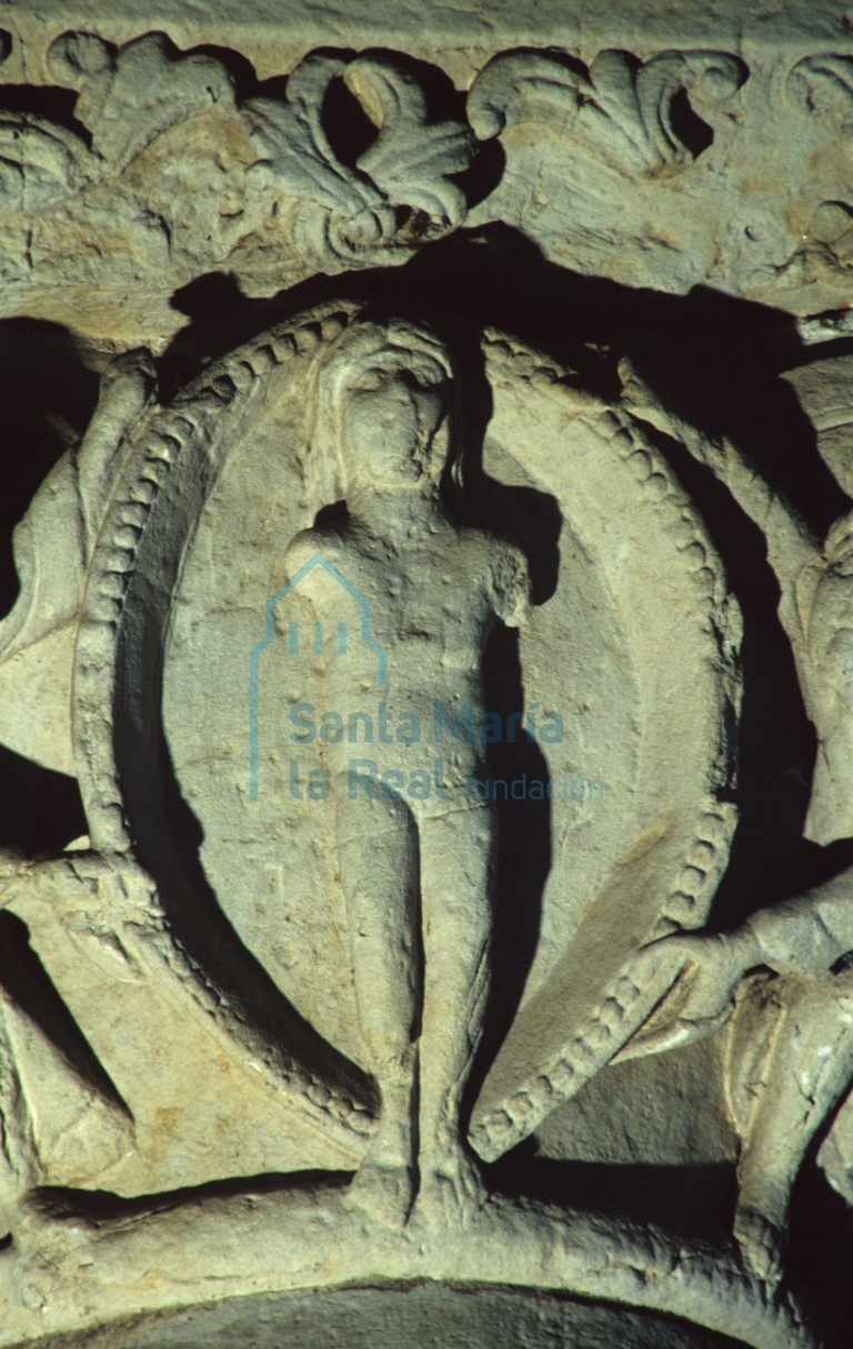 Detalle del capitel del arco triunfal. Alma rodeada de una mandorla