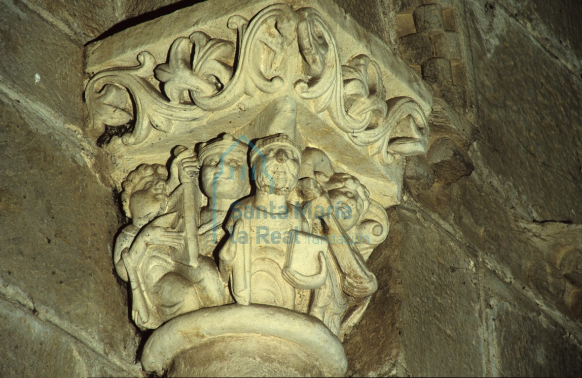 Capitel de la ventana absidal. El rey David rodeado de dos músicos Capitel de la ventana absidal. El rey David rodeado de dos músicos