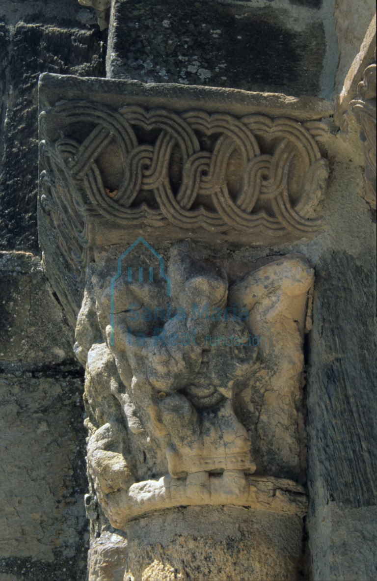 Capitel en el exterior