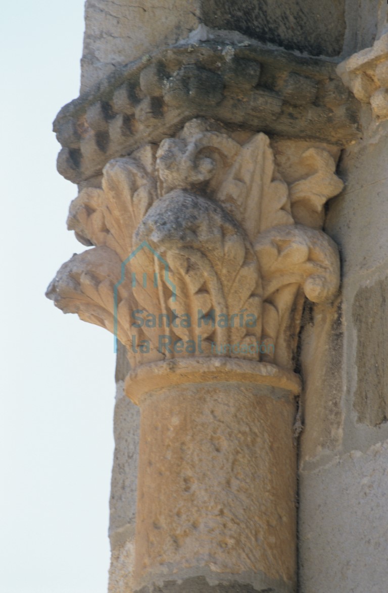 Capitel en el exterior