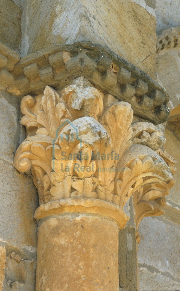 Capitel en el exterior