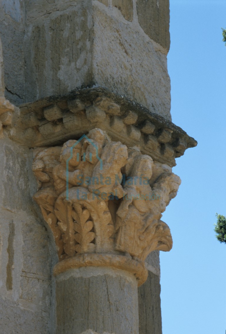 Capitel en el exterior