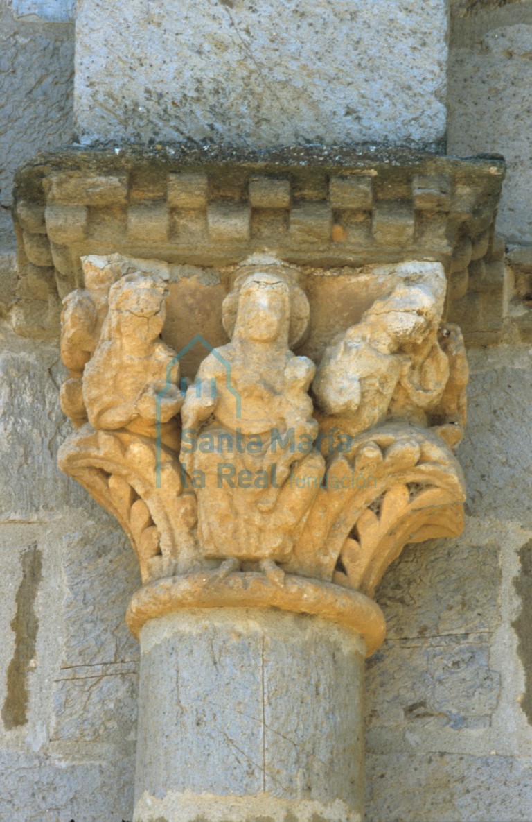 Capitel en el exterior. Adoración de los Reyes