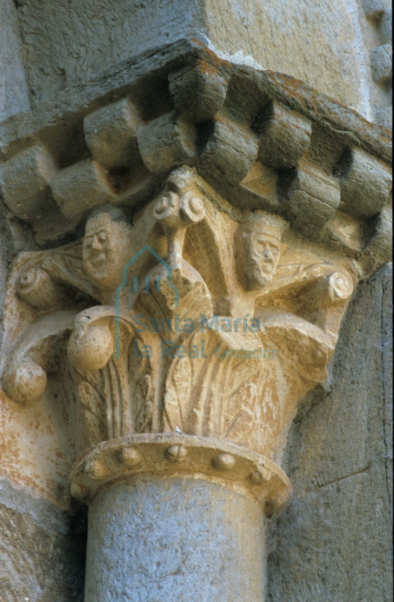 Capitel en el exterior