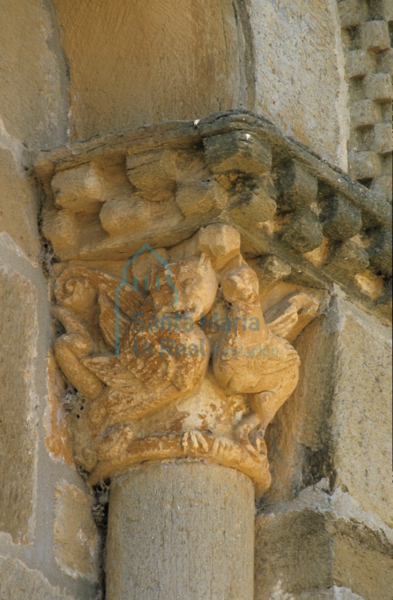 Capitel en el exterior