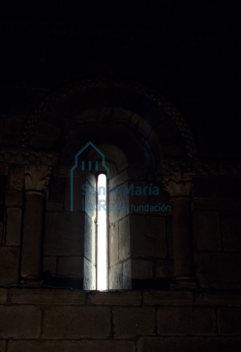 Ventana en el interior de la cabecera