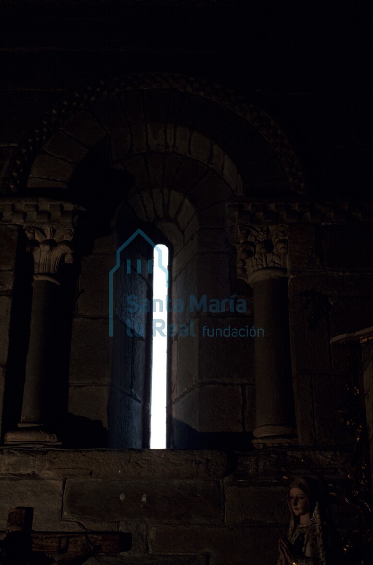 Ventana del interior de la cabecera