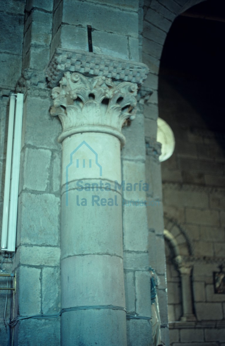 Capitel vegetal del arco triunfal